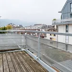Annecy Lake Central Daire