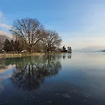 Annecy Lake Central Daire