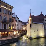 Annecy Lake Central Daire