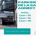 Annecy Lake Central *