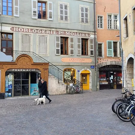 Annecy Lake Central * Annecy